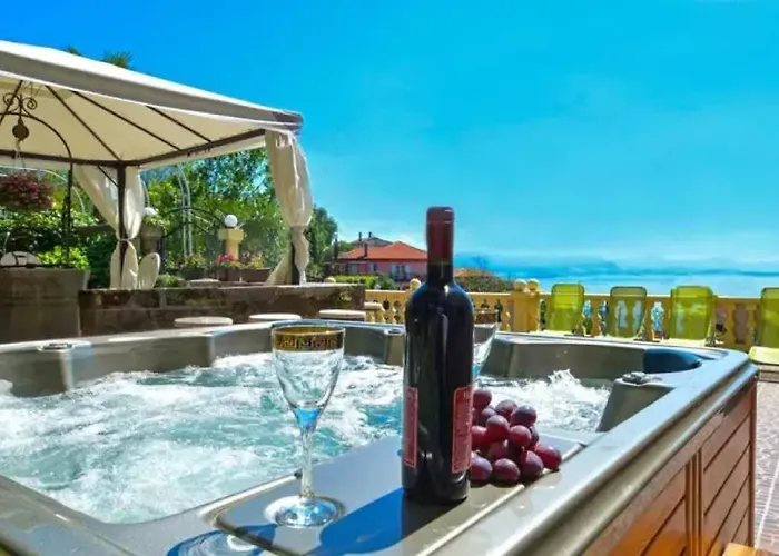 Andrea With Whirpool By Guide Vila *